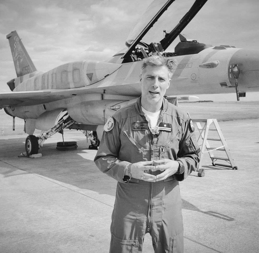 mjr pil. Maciej "SLAB" Krakowian - oficer lotnictwa, dowódca F-16 Tiger Demo Team z 6. Eskadry Lotniczej. Pilot zginął w wypadku lotniczym samolotu F-16 podczas prób do AirShow w Radomiu.