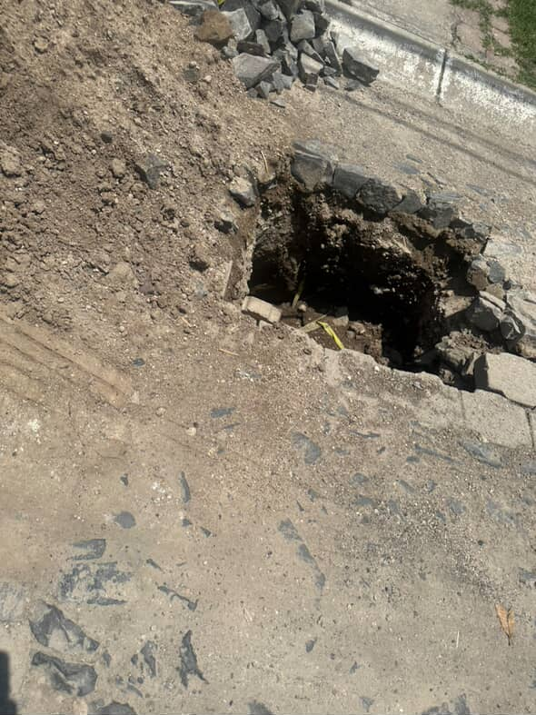 Estos pozos que dejó el SIAPA tras una reparación se encuentran sobre las calles Valle de Los Laureles y Valle de Los Olmos, en la colonia Jardines del Valle de Zapopan 📍

Favor de atender el reporte <a href="/siapagdl/">Siapagdl</a> 

#DenunciaZMG