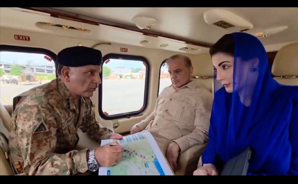 واحد ہمارا ملک ھے جس میں 78 سال سے ہیلی کاپٹر سے سیلاب روکے جاتے ہیں۔۔
جب سیلاب آ جاتا ہے لوگ مر جاتے ہیں نقصان ہو جاتے ہیں پھر یہ ہیلی کاپٹر لے کے  چھڑ دوڑتے ہیں
پہلے انہیں یاد نہیں ہوتا کہ بارشیں ہوں گی سیلاب آئے گا اس کی روک تھام کرنی ہے

یہ امداد کے لئے لوگوں کو مرنے دیتے ہیں