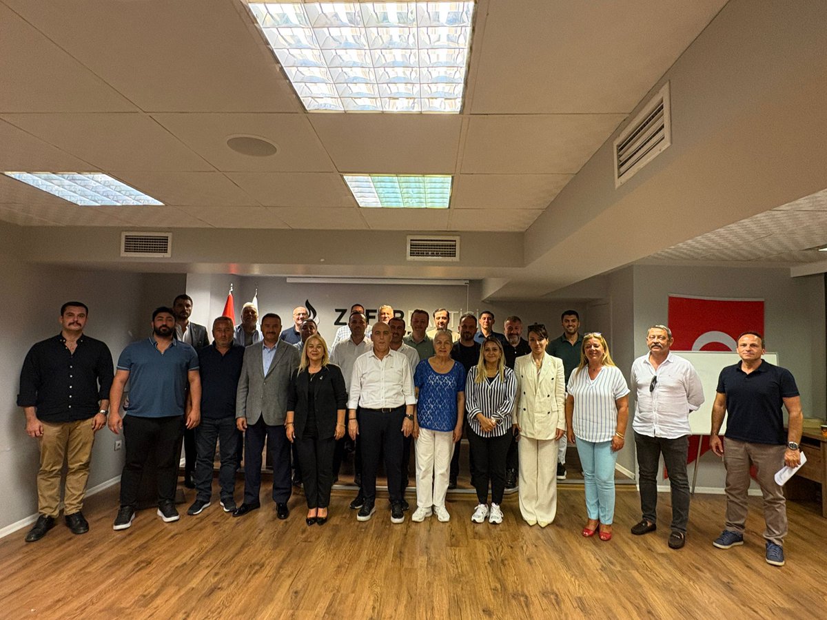 Zafer Partisi İstanbul İl Başkanlığı’nda, İl Başkanımız Sayın Hakan Akşit’in başkanlığında ilçe başkanları toplantımızı gerçekleştirdik.

Zafer Partisi, milletimizin gerçek gündemini cesaretle dile getiren, çözüm odaklı politikalarıyla her geçen gün daha da güçlenmektedir.