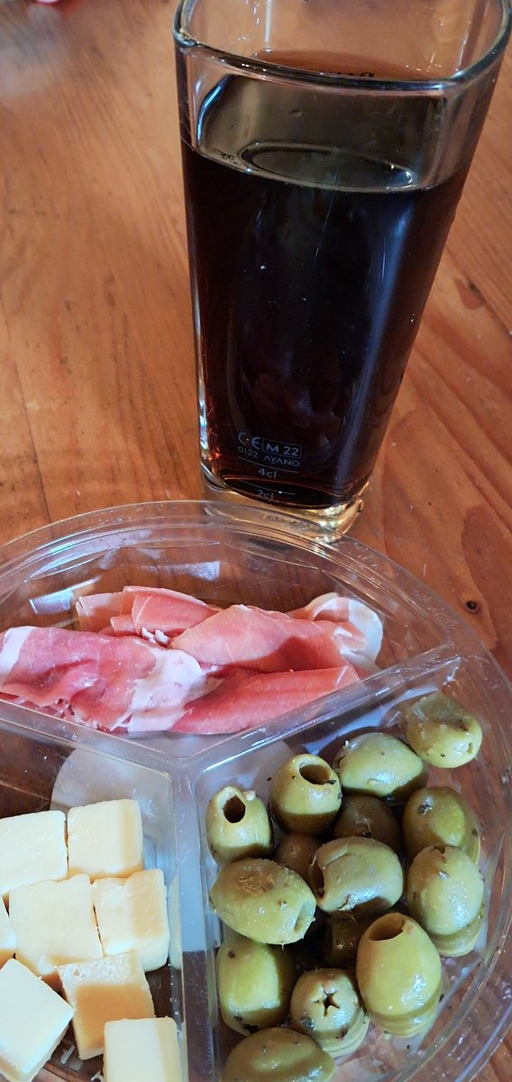 Vorig jaar toen ik vakantie had  klapte ik de laptop dicht. Riep heel hard vakantie. Liep naar beneden en daar stond een borrel met lekkers klaar. Dit jaar keek alleen de hond me verbaasd aan.
Maar goede tradities blijven en ik hef het glas op mijn lief #rouw