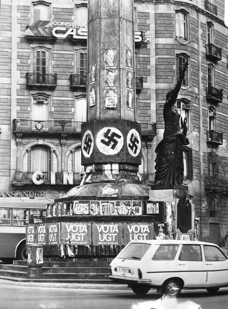 Aquesta imatge es troba en un arxiu de La Haia i em jugo un pèsol a què no l’heu vist abans: 

Ambientillu tranquil (LMQEVP) al Llapis del Cinc d’Oros (aka plaça del Lloro), Passeig de Gràcia amb Diagonal. 

Barcelona 1978. 

📸 Algemeen Nederlandsch Fotobureau.