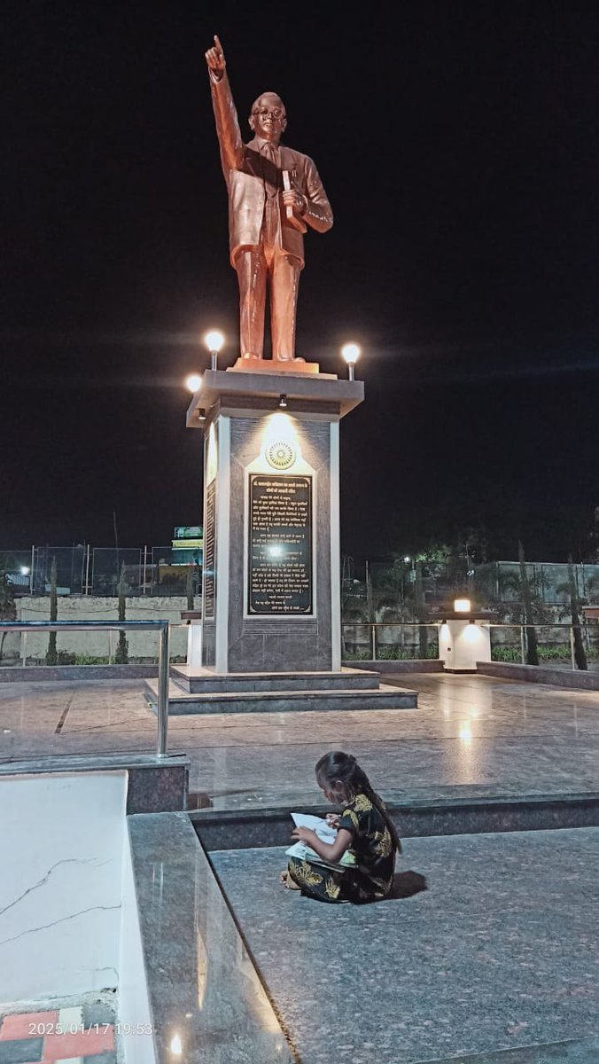 xxmahibogixx's tweet image. Child studies under statue&apos;s glow, dreaming big. #EducationMatters #Inspiration #StatueOfUnity #IndianHeritage #LearningJourney #DreamBig #NightStudy #CulturalPride