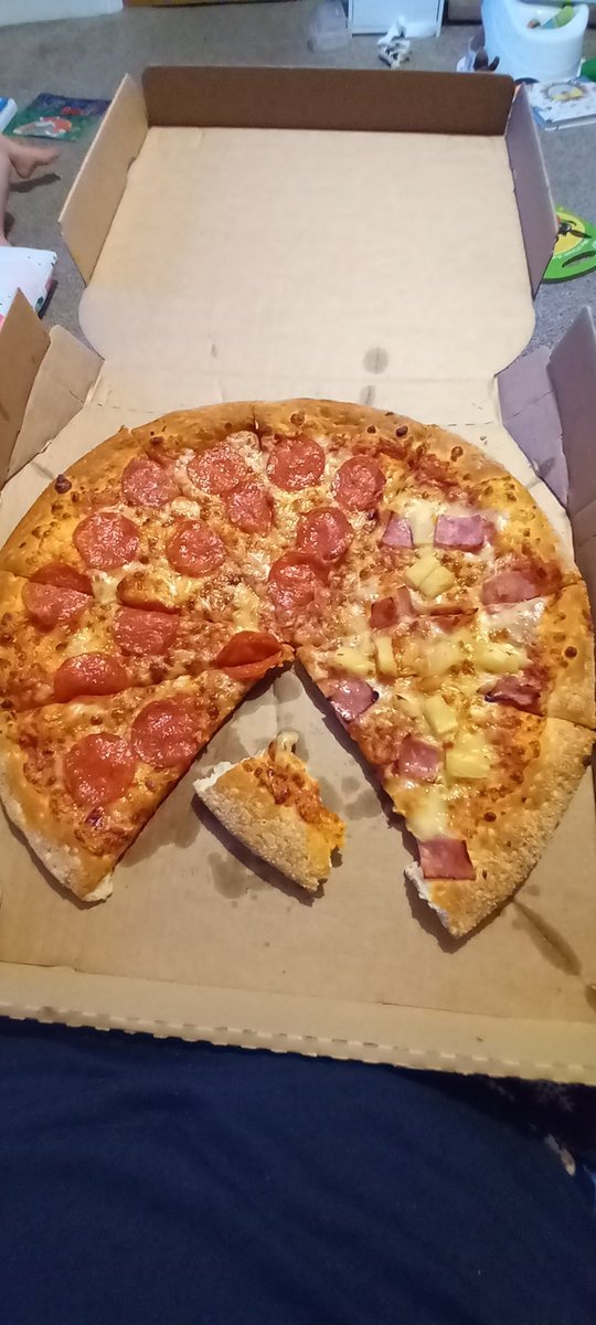 You know it's the right thing to do 😏

#pineapplevibes #pineapplepizza #pineapplebelongsonpizza