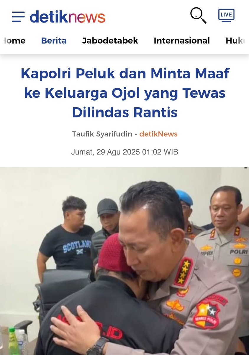 Syukurlah kami tidak satu frame dengan beliau ini..

Beliau menepuk-nepuk punggung keluarga korban dengan tangan penuh darah..

#polisipembunuh