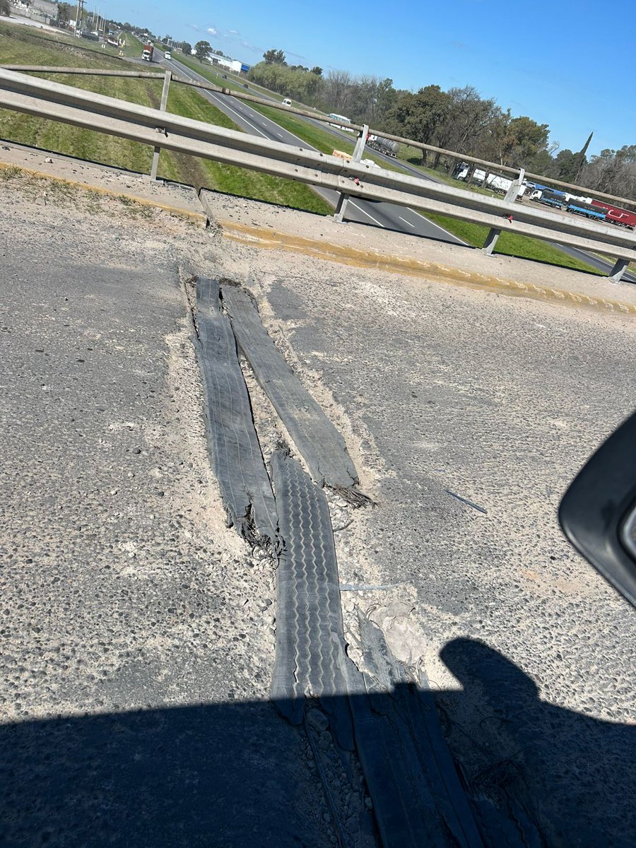Así se encuentra el puente que cruza ruta 9 y conecta con el puerto de Zárate.  Emparchado por los mismos camioneros. 
Pero claro, hay que disolver Vialidad Nacional y pagarle la cometa a karina.