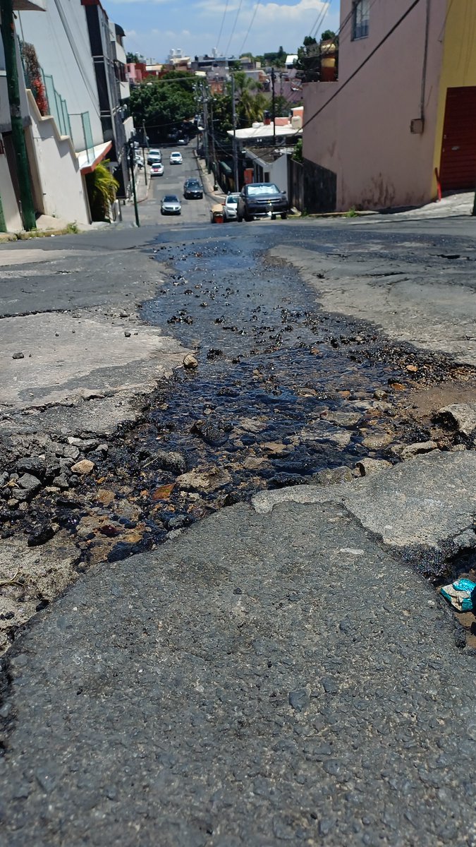 ExtraMorelos's tweet photo. #ACTUALIZACIÓN | En la colonia Las Palmas de Cuernavaca, la fuga de agua que se concentra en Bulevar Juárez, viene desde la calle Himno Nacional, lleva días de abandono. Vecinos aseguran que, pese a los constantes reportes, el municipio sigue sin atender la situación. https://t.co/HHEEuqOEec