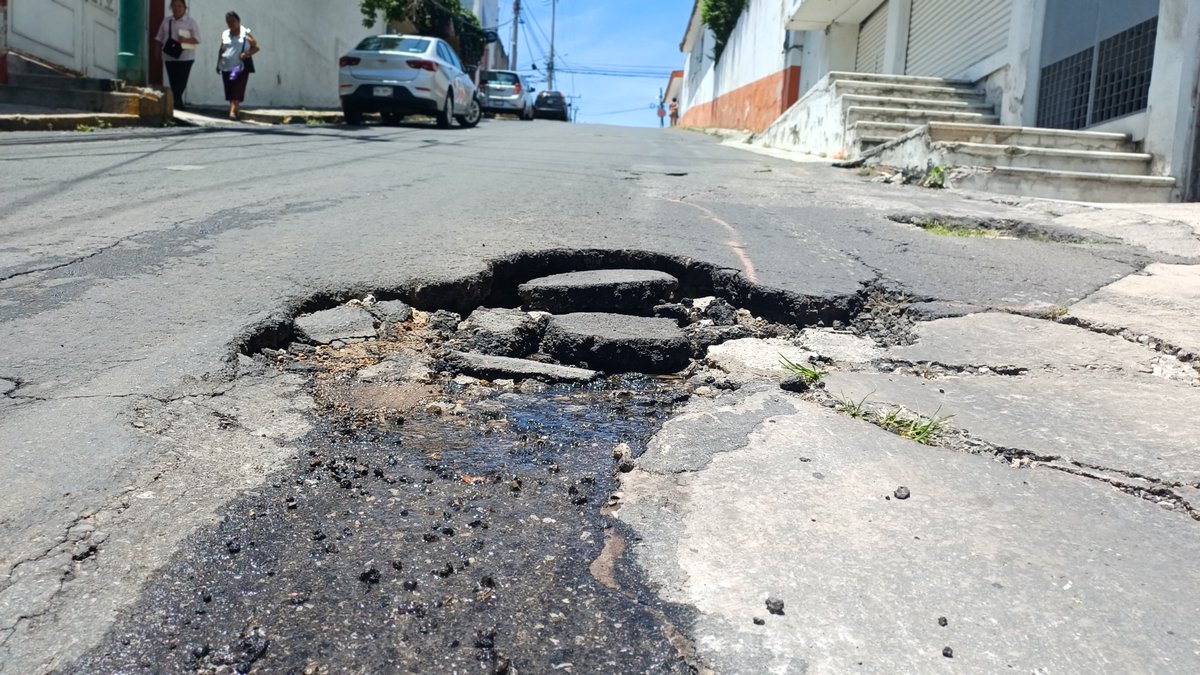 ExtraMorelos's tweet photo. #ACTUALIZACIÓN | En la colonia Las Palmas de Cuernavaca, la fuga de agua que se concentra en Bulevar Juárez, viene desde la calle Himno Nacional, lleva días de abandono. Vecinos aseguran que, pese a los constantes reportes, el municipio sigue sin atender la situación. https://t.co/HHEEuqOEec