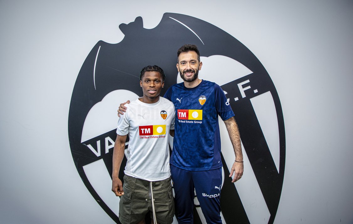 tinyfield33's tweet image. Be odd seeing this in front of the Leeds badge in January 👀