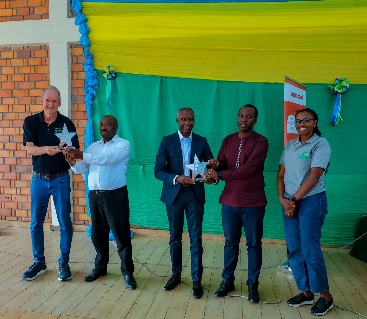 During the headteachers' retreat, the M2E Co-founder Markus Gemuend, together with Vice Mayor in charge of Social Affairs <a href="/TheoKayiranga/">Kayiranga Theobald</a> and Country Director, Liliane Nsengiyumva awarded #EPBukane and #CSMubuga for their outstanding performance in the 2024–2025 national exams.