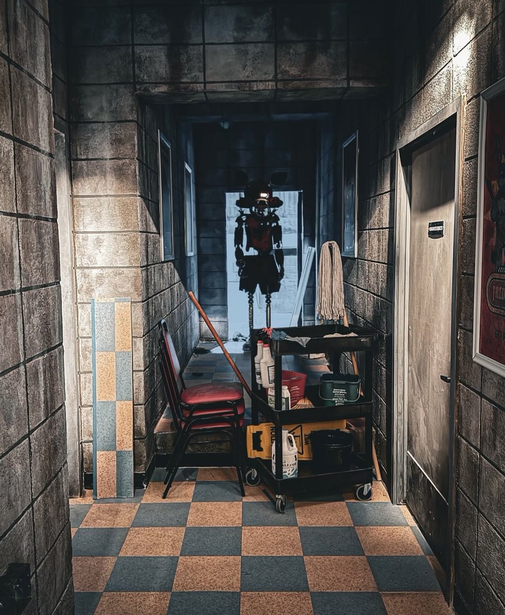 Ok now I really really REALLY wanna go to Universal Halloween Horror Nights this year. Bruh the FNAF section looks soooo good!!😭