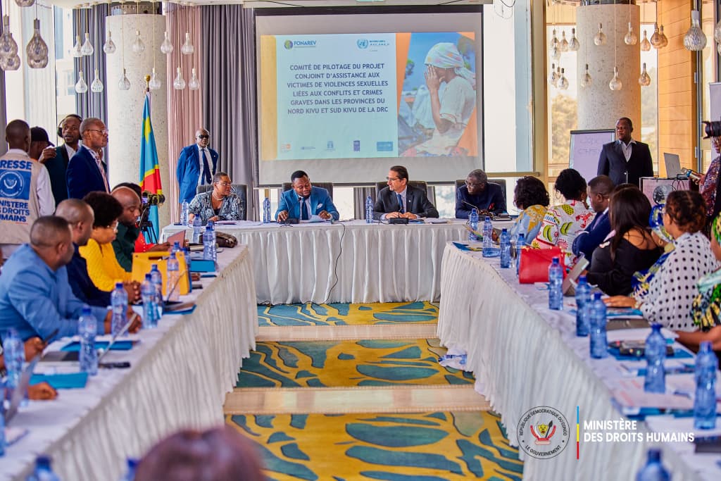 Son Excellence Samuel Mbemba Kabuya a présidé, ce jeudi 28 août à Kinshasa, une réunion du Comité de pilotage du programme conjoint d’assistance aux victimes de violences sexuelles et de crimes graves dans le Nord et le Sud-Kivu. Ce programme, financé à hauteur de 12 millions USD