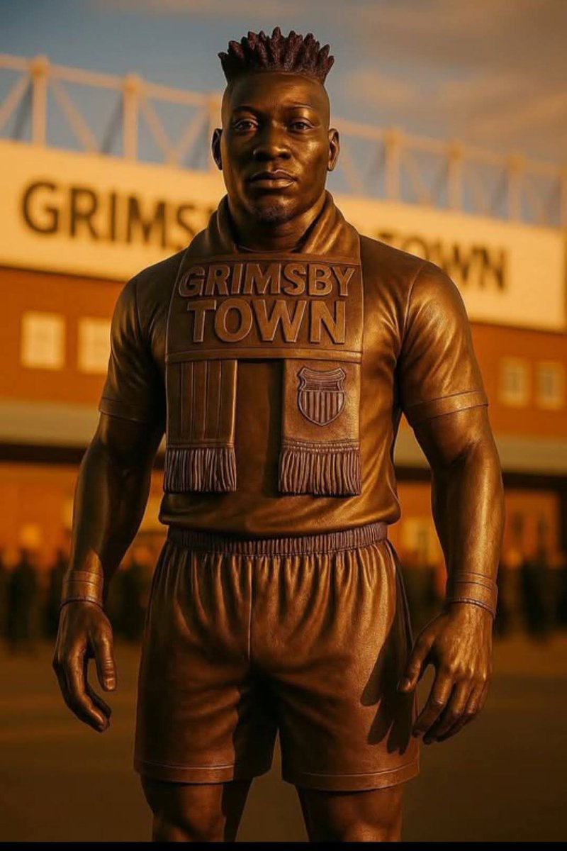 JoeOreilly's tweet image. Grimsby Town announces a new statue.