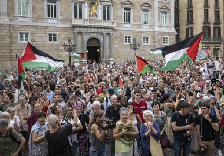 ⭕️İspanya'nın Barselona kentinde toplanan yüzlerce kişi, İsrail'in Gazze'deki saldırılarını protesto etti.