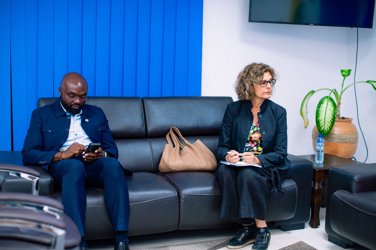 UN_Togo's tweet photo. Mme Noura Hamladji, Secrétaire exécutive adjointe d’ONU Climat @CCNUCC en mission au #Togo, a rendu visite à la RC @CoumbaDSow
Elles ont discuté des efforts du pays dans la lutte contre le changement climatique de la #CDN3.0 et du plan d’adaptation 🇹🇬
#ODD13 #ActionClimatique https://t.co/fD2urB7nu8