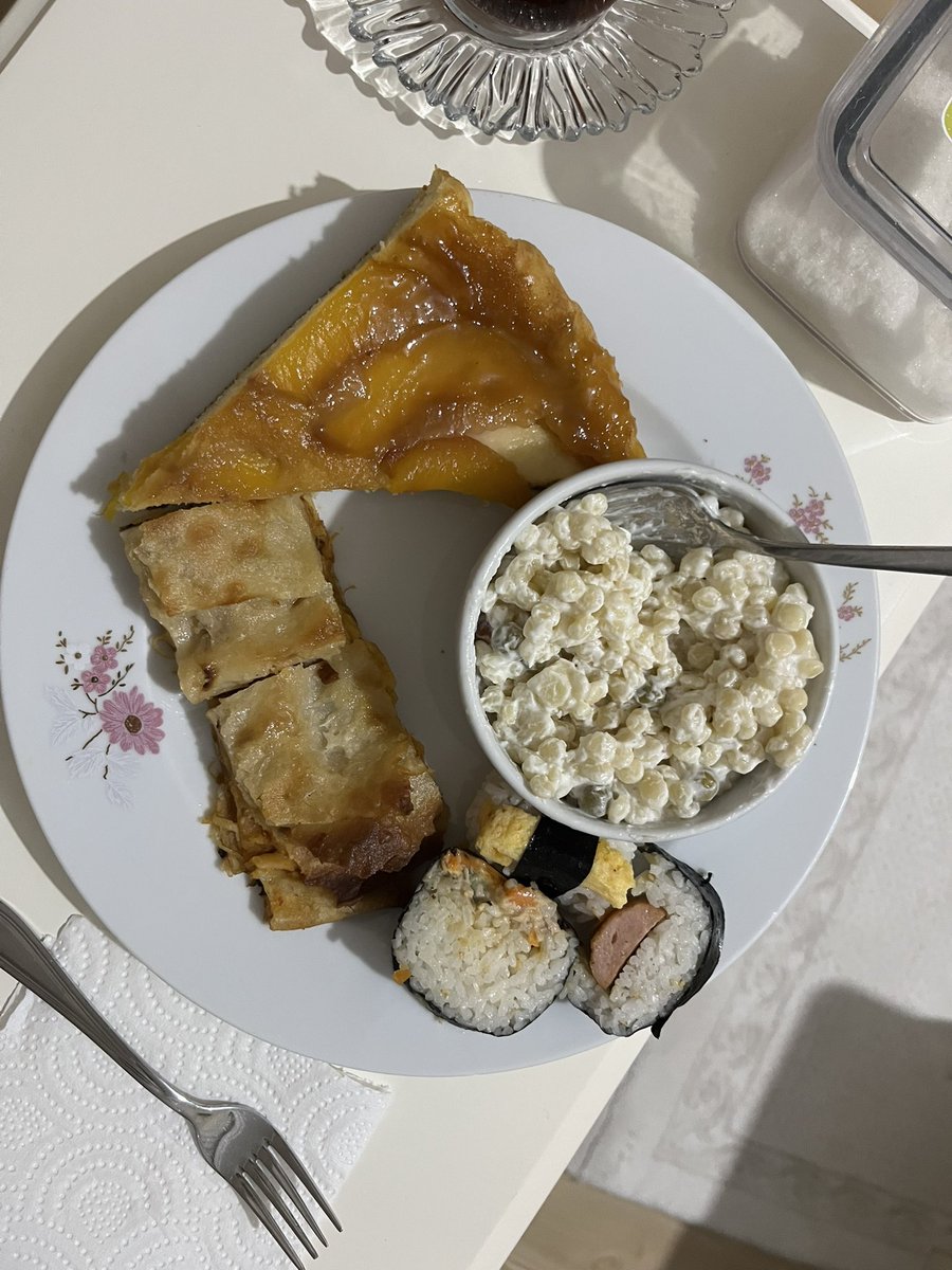 Endonezyalı arkadaşım ben çok merak ediyorum diye misafirliğe kimbap getirdi ben de şeftalili kek yapmıştım 🥺🥺