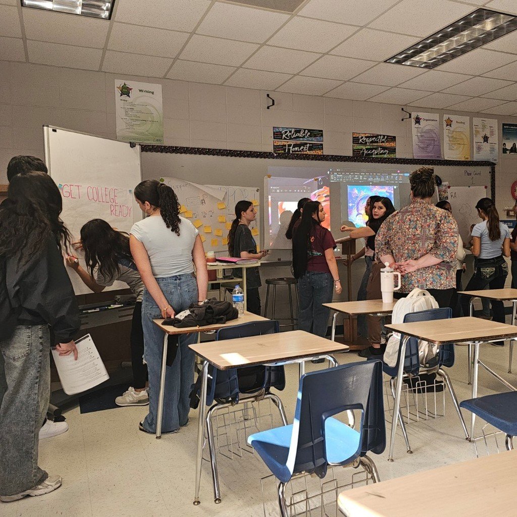 AlvinHSJackets's tweet image. The AVID sophomores practice collaboration to create their WICOR one-pagers! #AVID #JPND
