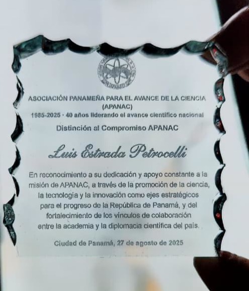 🙏 Gracias a <a href="/APANAC_Panama/">APANAC</a>  por la Distinción Compromiso con la Ciencia, la Tecnología e Innovación (CTI), otorgada en la gala de su 40.º aniversario.

Más que un reconocimiento personal, es un recordatorio del valor de la ciencia para abrir oportunidades. 🌍🔬✨
#APANAC40 #PTY