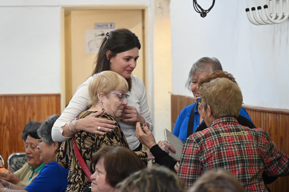 FlorMolini's tweet photo. 👵🏼 Centro de Jubilados La Amistad 💙

Compartimos un almuerzo con integrantes de centros de jubilados de Bahía. 

Celebramos lo que hicimos hasta acá, y también pensamos juntos como seguir construyendo una propuesta que nos llena de alegría y de orgullo como Bahía a lo Grande. https://t.co/vgFurOMTQk