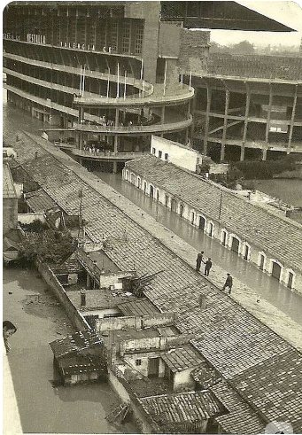 València, octubre de 1957. Camp de Mestalla i avingudsa de Suècia anegats el dia següent de la riuada.