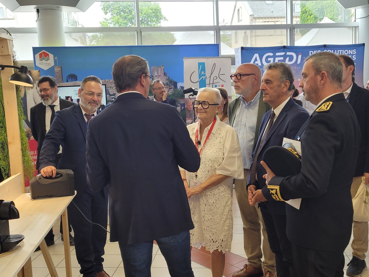 Le <a href="/Prefet_15/">Préfet du Cantal</a> et Mme la ministre <a href="/FrancoiseGatel/">Françoise GATEL</a> au salon <a href="/RURALITIC2019/">RURALITIC</a> sur le stand <a href="/Orange_France/">Orange France</a> et <a href="/NordnetOFFICIEL/">Nordnet 📡</a> pour l'ouverture officielle
