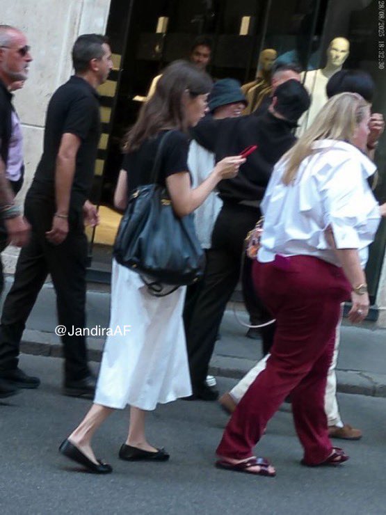 emi 2.0 (@perthsantalogy) on Twitter photo HEREEEE!! all credits go to <a href="/JandiraAF/">Jandira Affaticati</a>
it's important to note that ps weren't alone, everyone was walking including the staff and they weren't disturbing them or invading their privacy, they just happened to see them. HEREEEE!! all credits go to <a href="/JandiraAF/">Jandira Affaticati</a>
it's important to note that ps weren't alone, everyone was walking including the staff and they weren't disturbing them or invading their privacy, they just happened to see them.