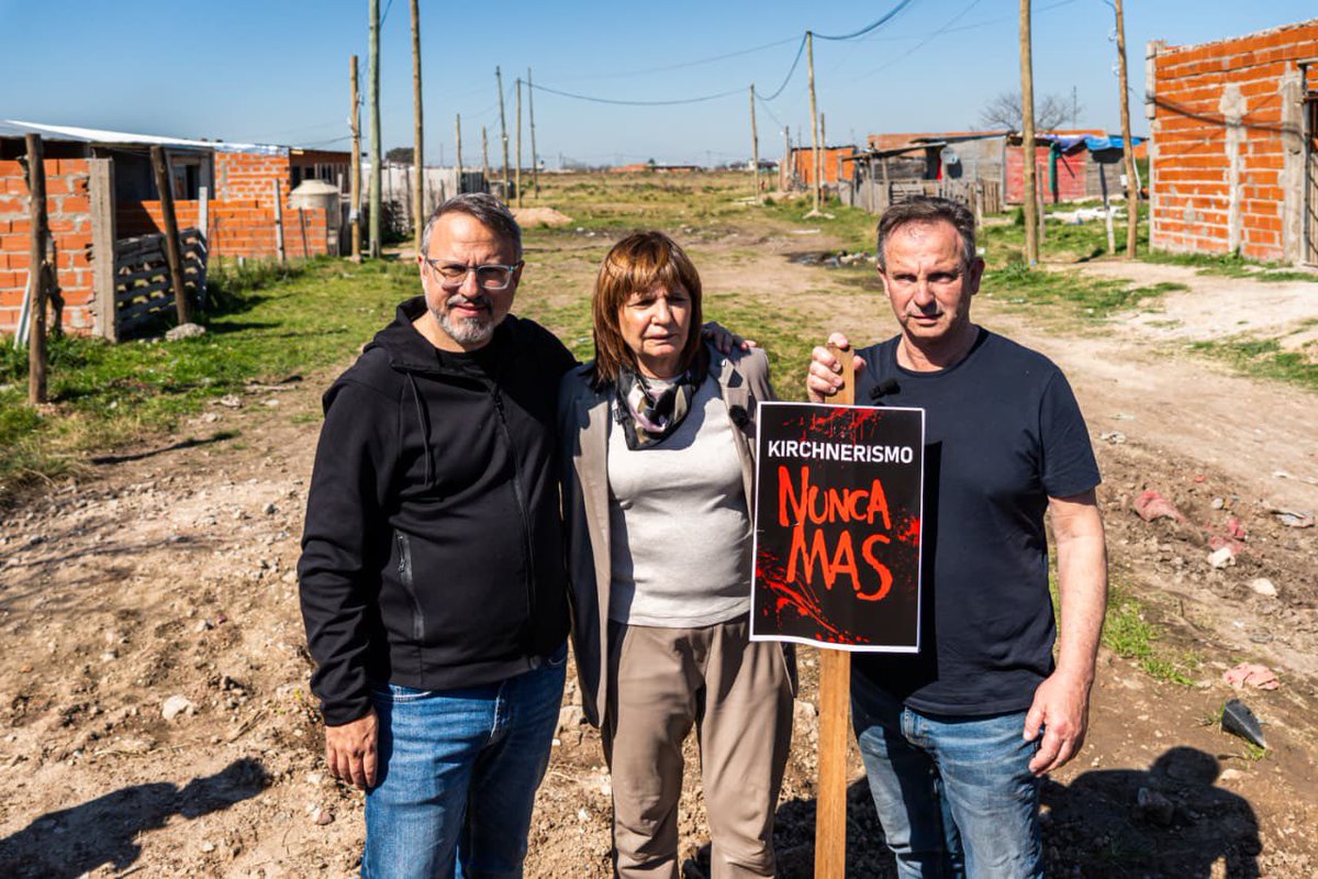 Con Eduardo Varela, primer candidato a concejal de <a href="/LLAenPBA/">Alianza La Libertad Avanza - PBA</a> en barrio “Nueva Esperanza”, Merlo. Si no vas a votar el 7 de septiembre, van a votar y elegir ellos con sus aparatos y militantes. Digamos de una vez por todas #KirchnerismoNuncaMás