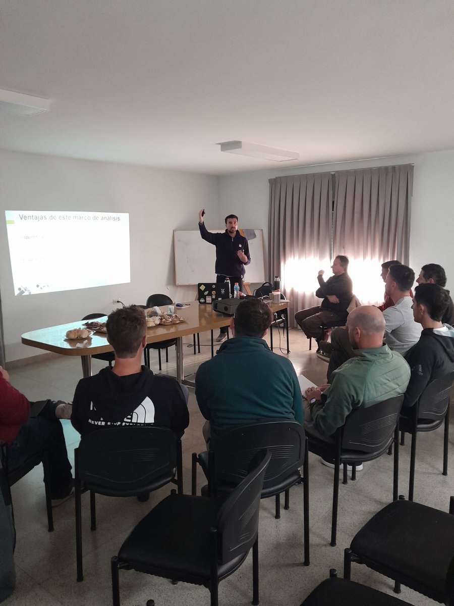 ogando_federico's tweet photo. Hoy en Coop. Agrícola Ganadera Los Cóndores (Cba) compartimos una capacitación sobre maíz 🌽

👉 Estimación de rto potencial
👉 Prácticas de manejo para cerrar brechas

Gran intercambio con técnicos, bajando la ecofisiologia al lote y a las decisiones de manejo.

@IntaManfredi https://t.co/msVAjoIt0j