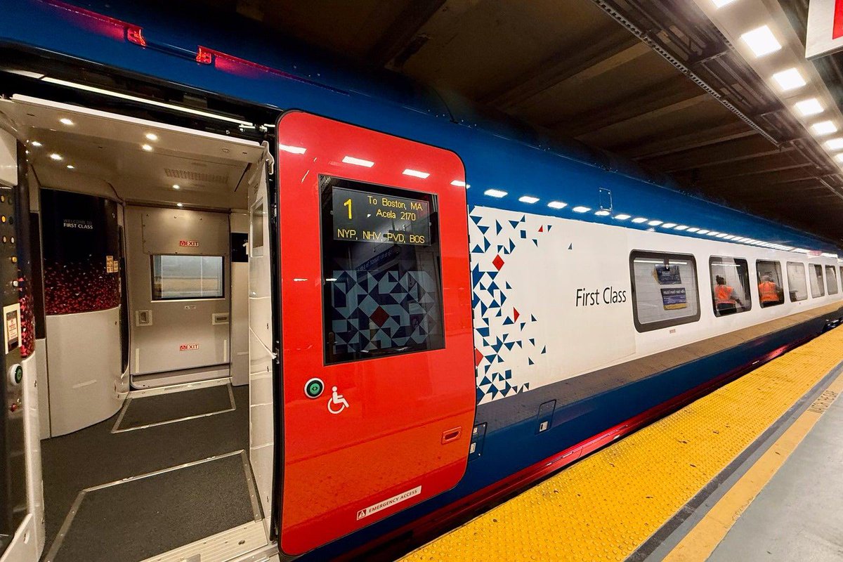 streetfrontier's tweet image. First pic is of American Amtrack Acela which was launched today.

Notice the door width and level boarding, and now compare with our Vande Bharat.

No wonder there’s so much crowding and jostling at the doors during boarding and deboarding.