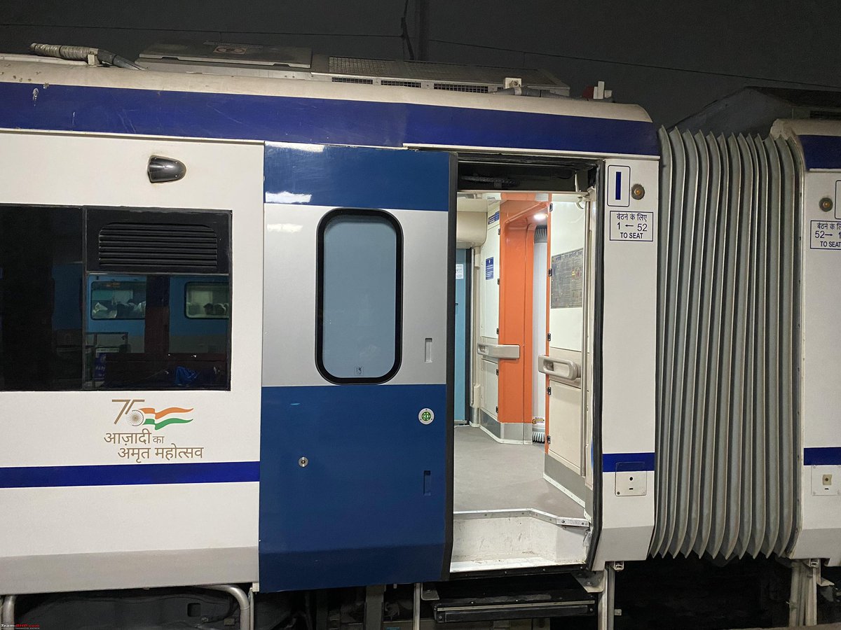 streetfrontier's tweet image. First pic is of American Amtrack Acela which was launched today.

Notice the door width and level boarding, and now compare with our Vande Bharat.

No wonder there’s so much crowding and jostling at the doors during boarding and deboarding.