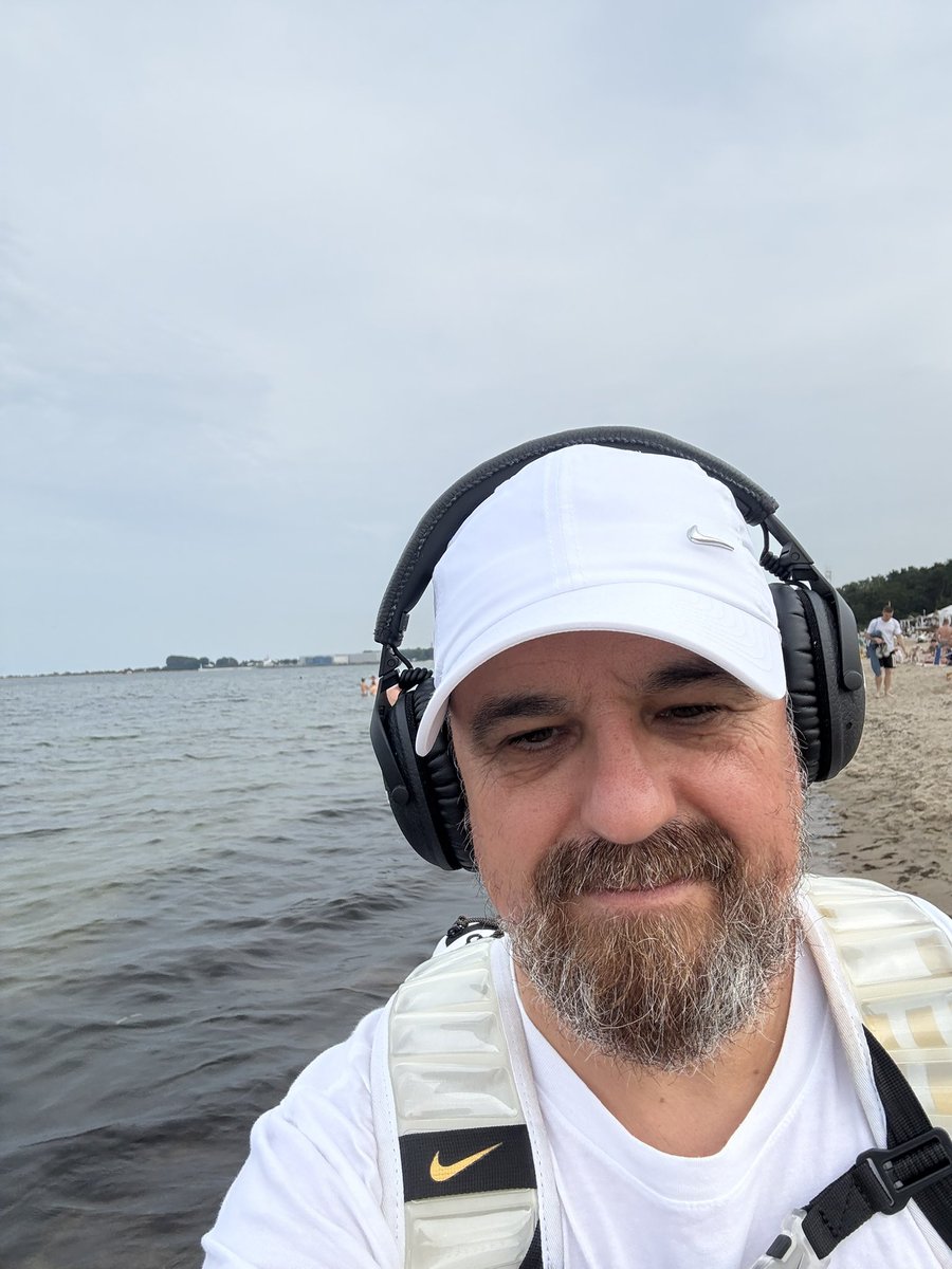 piotr_makowiec's tweet photo. Stary Libek dziś jak turysta 😎w #3city @gdansk @metropoliagdn 🇵🇱🇪🇺na plaży @usopen @iga_swiatek wygrała 🎾🎾🎾💪ale @Sopot kasuje wszystkich za Molo🤷♂️powinni Sopocianie płacić za Starówkę 🤓 https://t.co/3ftaO2CMq6