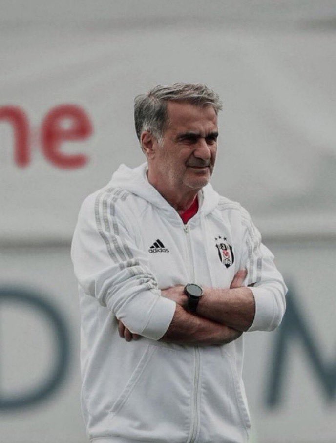 sezon ortası valerien ismaiel'in canlı cenaze takımının başına gelip, feneri galatasarayı birer tur silkeleyip üstüne şampiyonluk hayali falan kurdurttu.. büyüklüğü tarif edecek kelime yok.