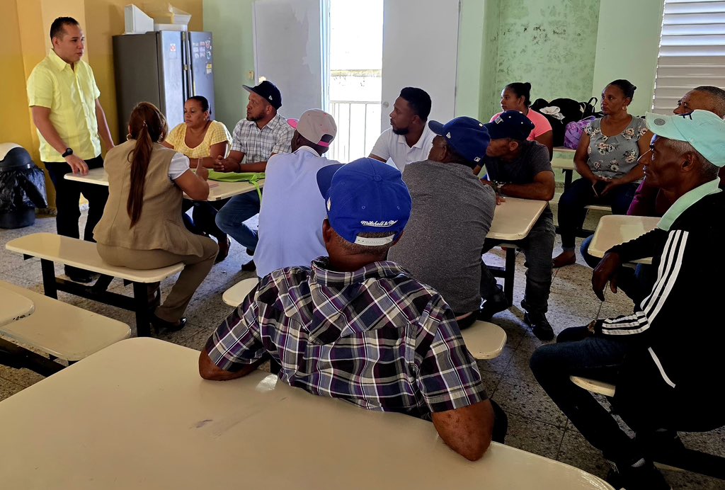 02Educativo's tweet photo. 📚✨ El Director Distrital, Prof. Quirico Ramírez, continúa supervisando el inicio del #AñoEscolar2025_2026.

En esta primera semana visitó la Escuela Primaria Alejandro Lara, Sabana Mula y el Liceo Prof. Cornelio Zabala, constatando que todo marche en orden y con entusiasmo. https://t.co/nk9d696h0L