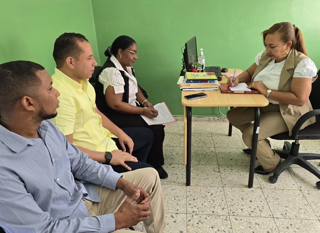 02Educativo's tweet photo. 📚✨ El Director Distrital, Prof. Quirico Ramírez, continúa supervisando el inicio del #AñoEscolar2025_2026.

En esta primera semana visitó la Escuela Primaria Alejandro Lara, Sabana Mula y el Liceo Prof. Cornelio Zabala, constatando que todo marche en orden y con entusiasmo. https://t.co/nk9d696h0L