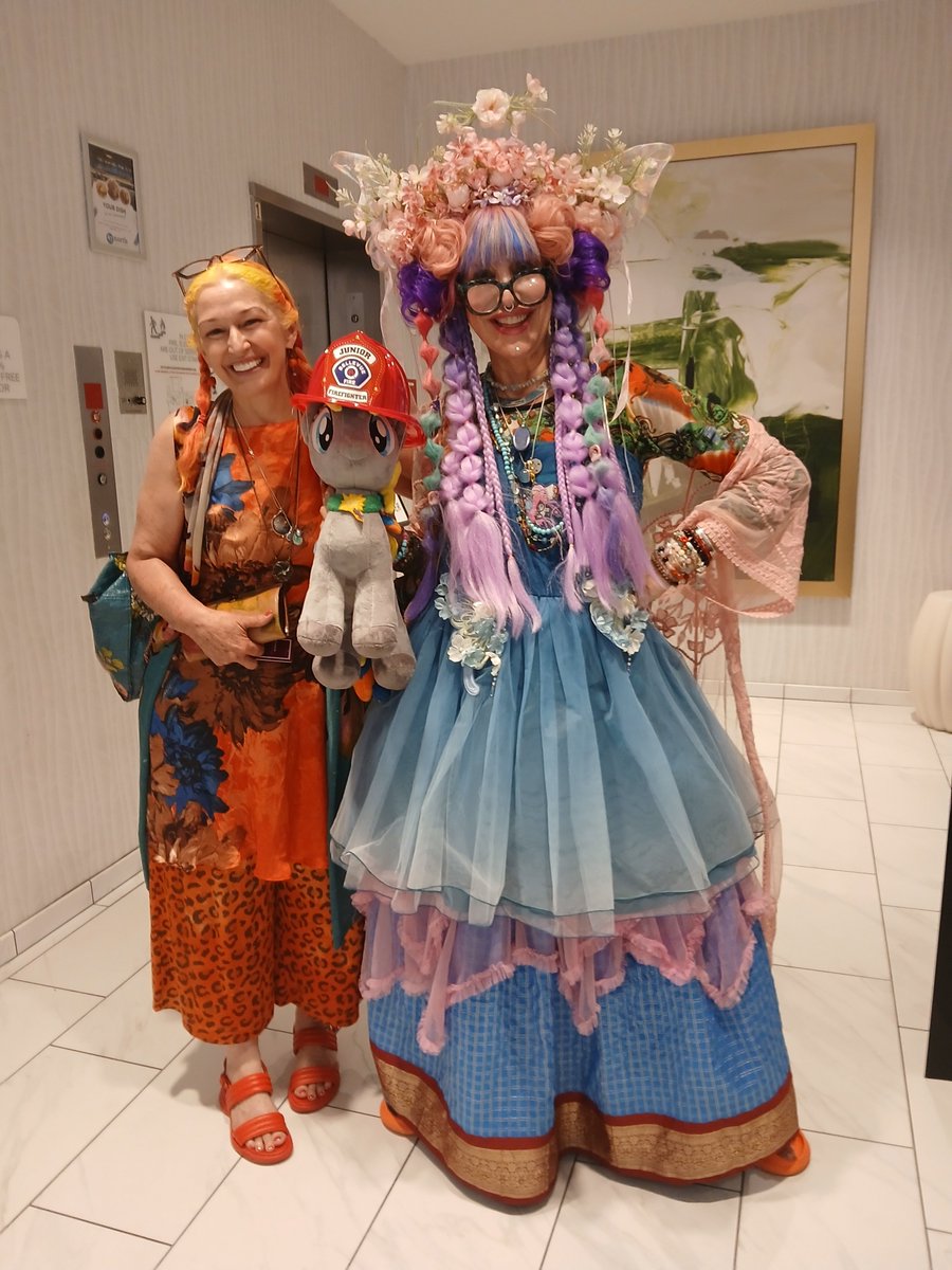We bumped into these lovely ladies leaving the Hilton Hotel <a href="/EverfreeNW/">Everfree Northwest</a>,  <a href="/Elley_Ray/">Unicorn-Dragon QUEEN🦋⭐️🎶🦄🌊</a> and @TabithaG673