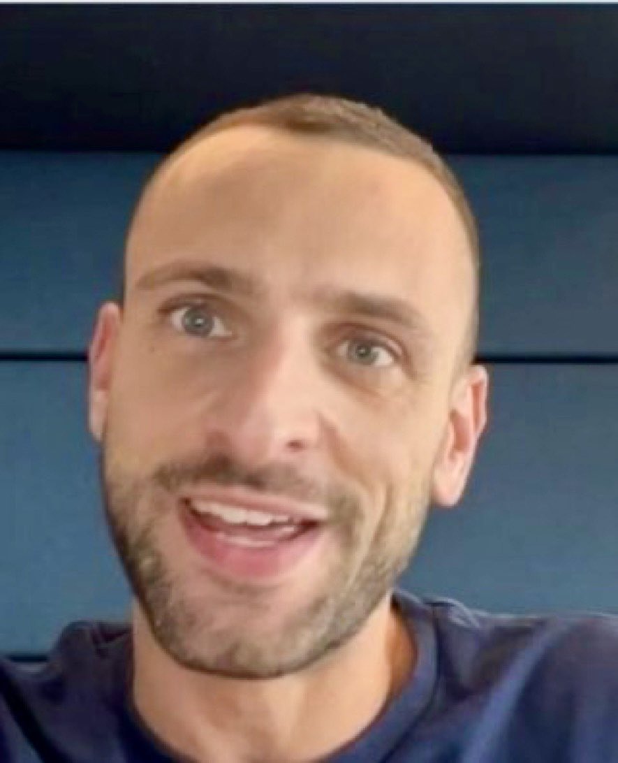 MagnifiqueTomy's tweet image. Voilà l’immonde Julien Bahloul. Un Français d’Essonne, zéro racine avec la Palestine, une gueule à vomir, mais qui s’est inventé une destinée de colon. On pourrait le confondre avec un étudiant Erasmus en goguette à Tel-Aviv, mais lui se prend pour l’incarnation d’Israël.

Père