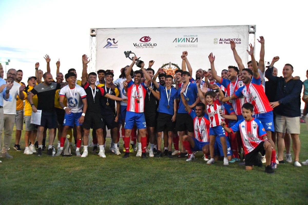 Se repite la imagen. Por tercer año consecutivo. Qué merito tiene este plantel. Este año más si cabe con el Promesas tomándoselo más en serio que nunca, con varios jugadores en dinámica primer equipo. Sois una roca mental, <a href="/AtcoTordesillas/">Atlético Tordesillas</a>

📷 <a href="/henargar13/">Henar García</a>