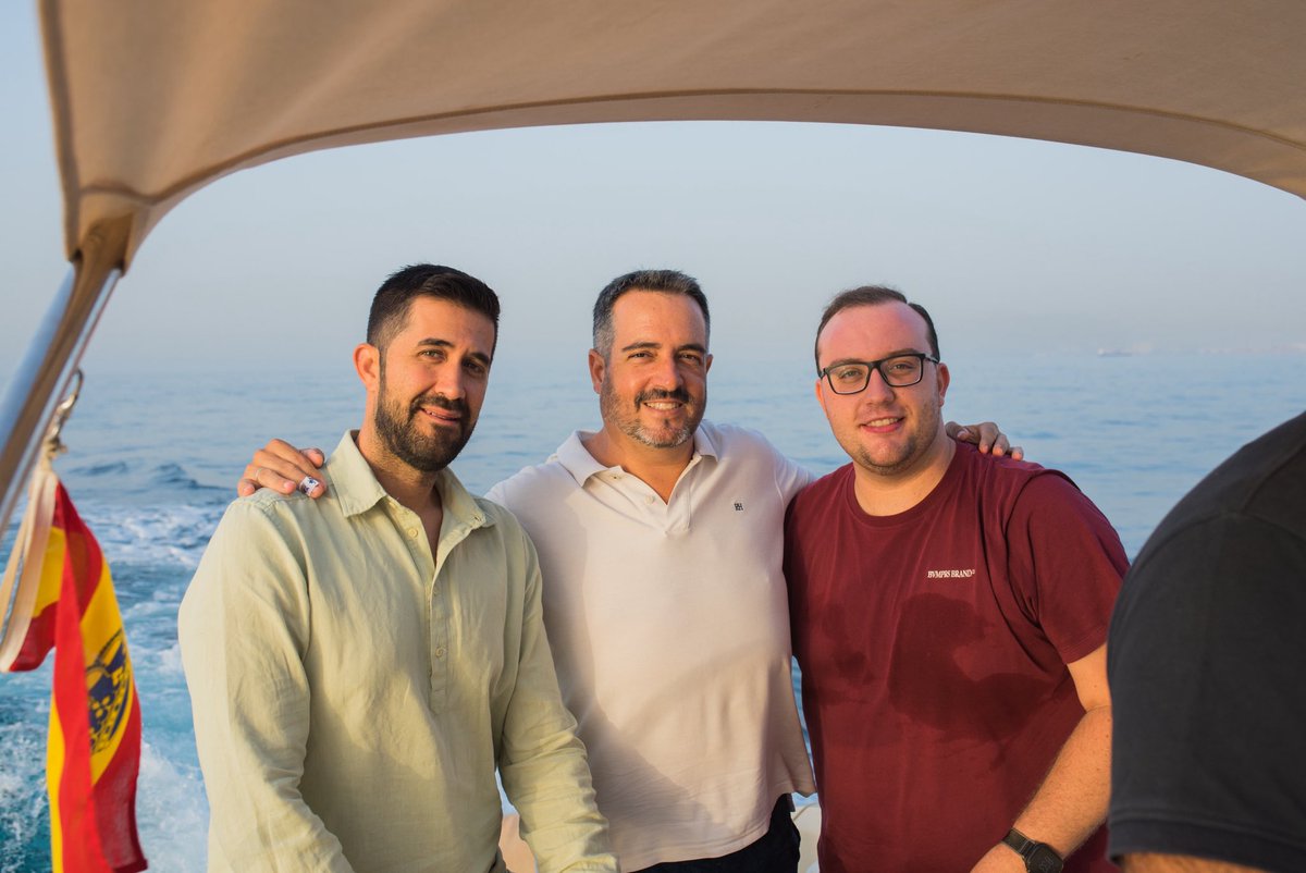 andresespildora's tweet photo. A menos de un mes para finalizar la temporada, los Encuentros con #AndrésEspíldora At Sea, se están convirtiendo en más que una experiencia.

El dueño de Bendito Bocado Burger, #LucasLópez, y #DaniGarcía, de La Opinión de Málaga, presentes ayer. https://t.co/MSjvKUABhi