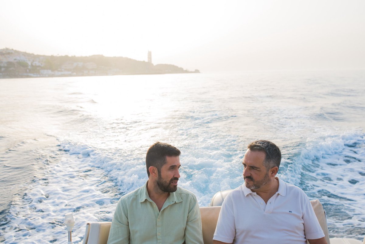 A menos de un mes para finalizar la temporada, los Encuentros con #AndrésEspíldora At Sea, se están convirtiendo en más que una experiencia.

El dueño de Bendito Bocado Burger, #LucasLópez, y #DaniGarcía, de La Opinión de Málaga, presentes ayer.