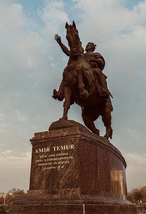 “Babası, Barlas Boyunun Beyi Taragay, doğan ilk ve tek oğluna asırlarca atalarının döverek pusat yaptığı, o madenin adını vermişti: Temur! (Demir) 

Prof. Dr. Cüneyt Kanat / Mustafa Alican, Timur, Son Cihangir