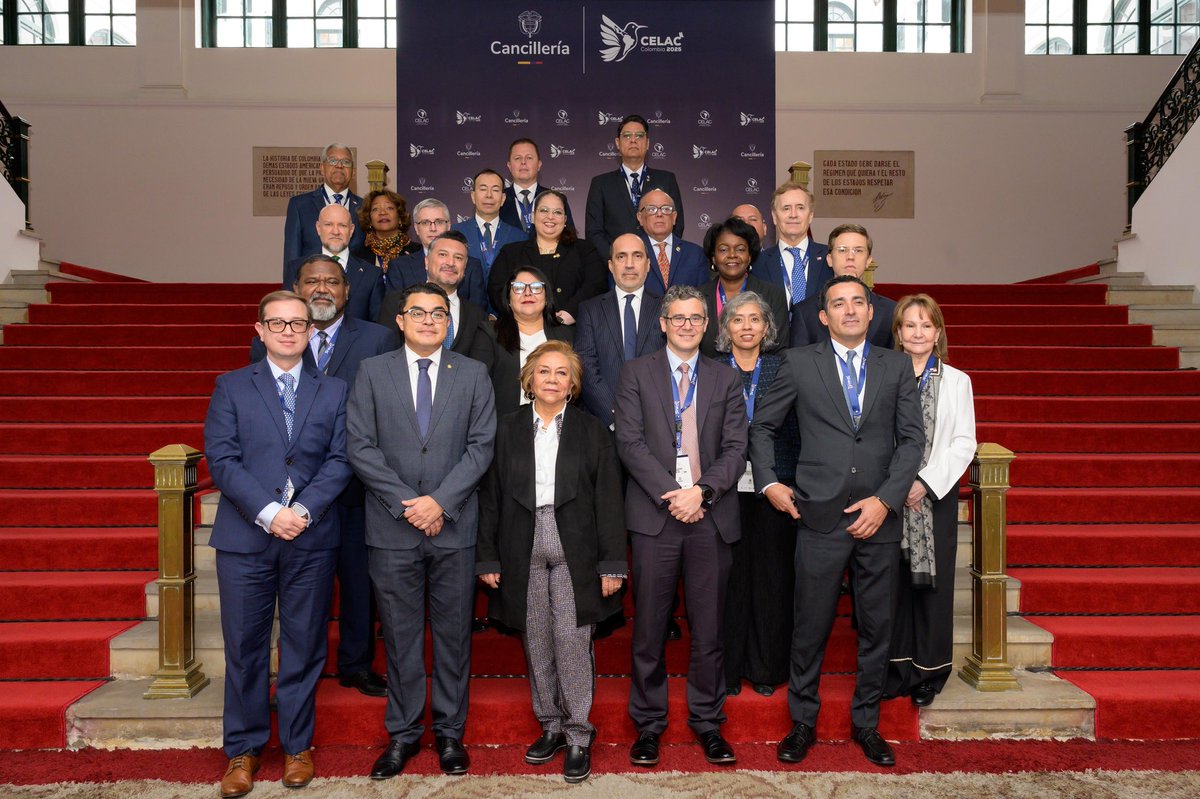 Embajada de Uruguay en Colombia 🇺🇾🇨🇴 (@uruguayencol) on Twitter photo 📌🌎 En <a href="/CancilleriaCol/">Cancillería Colombia</a>🇨🇴 se efectuó la XII Reunión de Coordinadores Nacionales #CELAC.
Uruguay🇺🇾 participó de la instancia con presencia del Embajador <a href="/MartinVidalUY/">Martin Vidal 🇺🇾</a>, Director Gral. para Asuntos Políticos de <a href="/CancilleriaUy/">Cancillería Uruguay 🇺🇾</a>, y Embajadora de <a href="/UruguayenCol/">Embajada de Uruguay en Colombia 🇺🇾🇨🇴</a>, Mercedes Corominas.
👇 📌🌎 En <a href="/CancilleriaCol/">Cancillería Colombia</a>🇨🇴 se efectuó la XII Reunión de Coordinadores Nacionales #CELAC.
Uruguay🇺🇾 participó de la instancia con presencia del Embajador <a href="/MartinVidalUY/">Martin Vidal 🇺🇾</a>, Director Gral. para Asuntos Políticos de <a href="/CancilleriaUy/">Cancillería Uruguay 🇺🇾</a>, y Embajadora de <a href="/UruguayenCol/">Embajada de Uruguay en Colombia 🇺🇾🇨🇴</a>, Mercedes Corominas.
👇