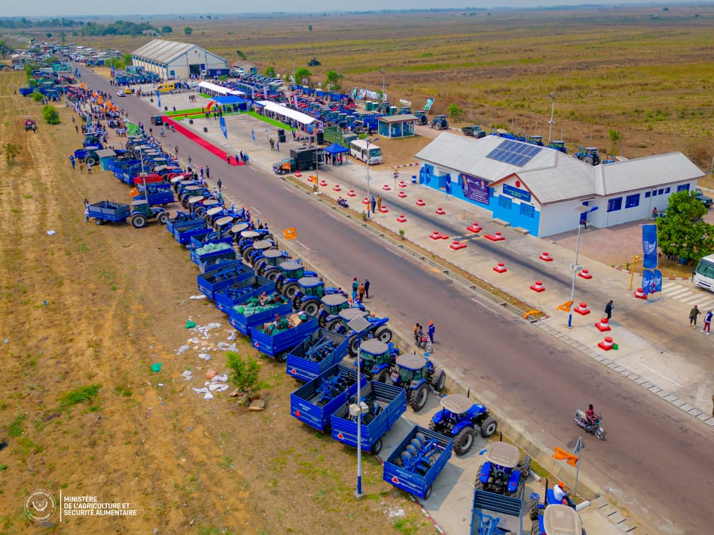 minagri_rdc's tweet photo. 🇨🇩 | Le Président Félix Tshisekedi a lancé la campagne agricole 2025-2026 à Menkao.
Le MinEtat Muhindo Nzangi a présenté la feuille de route du gouvernement pour relancer durablement l’agriculture.
@Presidence_RDC 
@PrimatureRDC https://t.co/UhNWisQp6O