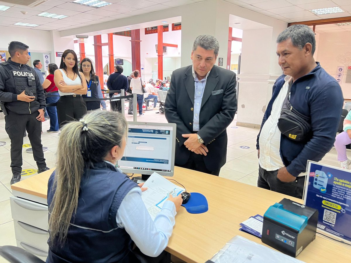 Registro Civil Ecuador 🇪🇨 (@registrocivilec) on Twitter photo #EnTerritorio 📍
El director general <a href="/OttnRivadeneira/">Ottón Rivadeneira</a> continúa recorriendo las agencias del Registro Civil en el país. Hoy visitó la agencia de #Ibarra, donde dialogó con usuarios y constató la calidad del servicio.
#ElNuevoEcuadorImpulsa #EnTerritorio 📍
El director general <a href="/OttnRivadeneira/">Ottón Rivadeneira</a> continúa recorriendo las agencias del Registro Civil en el país. Hoy visitó la agencia de #Ibarra, donde dialogó con usuarios y constató la calidad del servicio.
#ElNuevoEcuadorImpulsa