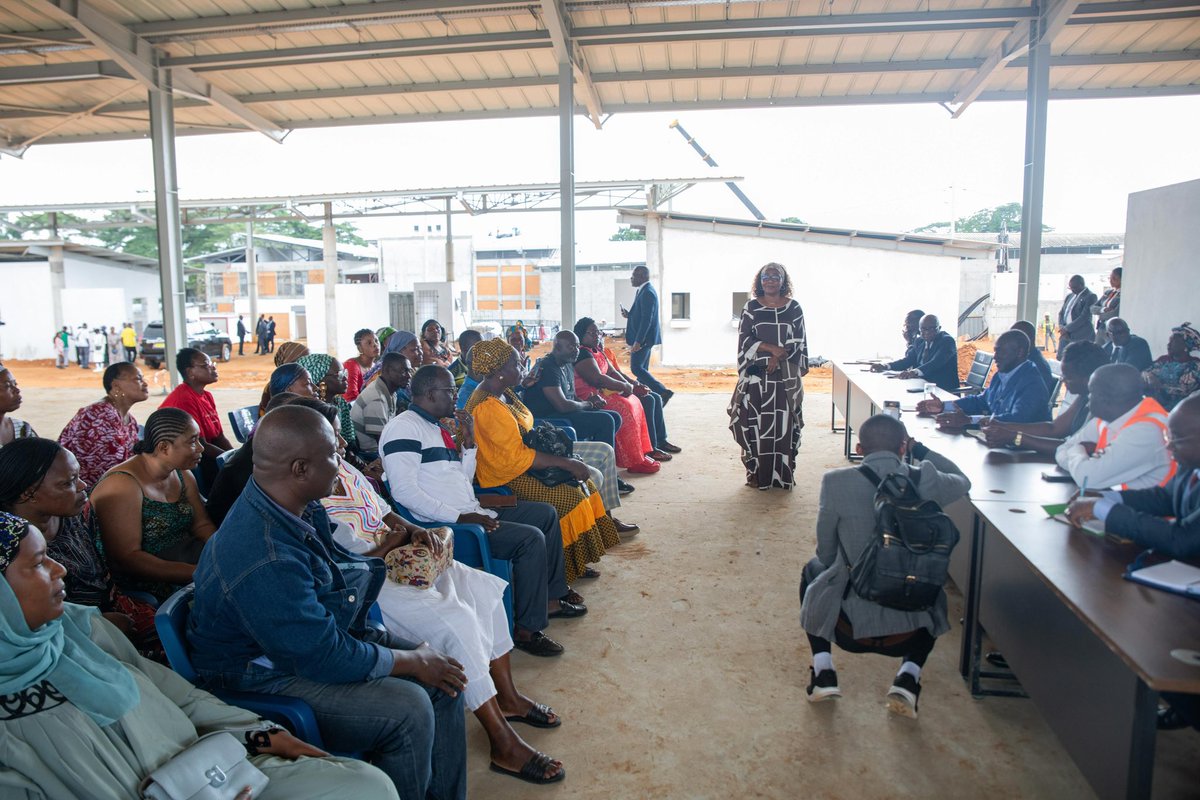 semadamabictogo's tweet photo. Rencontre ce jour, avec les Présidents des dix marchés de #Siporex et le Représentant de la #BDA au marché de demi-gros et détail de #Yopougon Gesco.
Nous restons engagés à être à l’écoute et à accompagner les acteurs du #commerce, participants actifs du #développement #économique de notre commune.