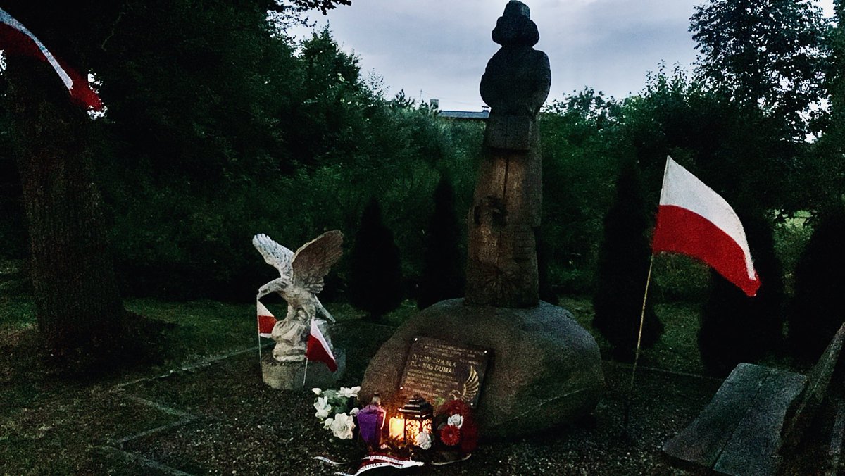 zuzek_lobuzek94's tweet image. #Inka brała udział w działaniach antykomunistycznych po II wojnie światowej, w tym w potyczce w okolicach Tulic 10 czerwca 1946 roku, gdzie jako sanitariuszka udzielała pomocy, również rannemu przeciwnikowi. W tej potyczce w powiecie sztumskim ranny został jej dowódca, Zdzisław