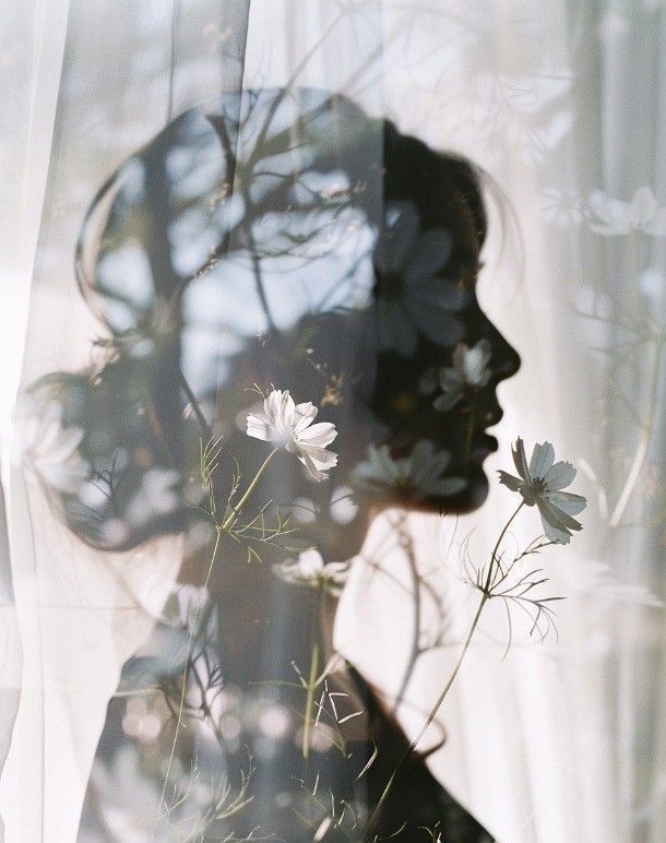 انك تكون وسط عيلتك وما حد في يوم فكر يسألك كيف كان يومك ؟ ومطلوب منك انك تسأل وتهتم لكن انت ما حد فكر انت حاسس بأيه؟! ايه اللخبطة الي تعابه دماغك؟ وفي الاخر يقولو انت مش وحيد انت وسط عيلتك انت عندك أهل...هو معني أهل ايه ؟؟؟؟