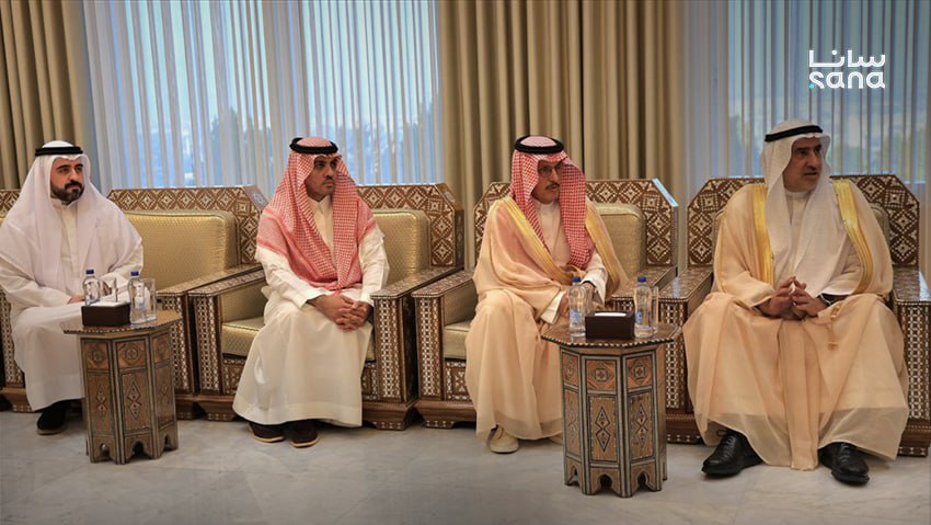 وكالة سانا: السيد الرئيس أحمد الشرع يلتقي مساعد وزير الاستثمار في المملكة العربية السعودية عبد الله بن علي الدبيخي ورئيس مجلس الأعمال السعودي السوري محمد أبو نيان والوفد المرافق لهما في قصر الشعب بدمشق حيث جرى استعراض سبل تعزيز التعاون الاستثماري وتطويره بما يسهم في دفع العلاقات