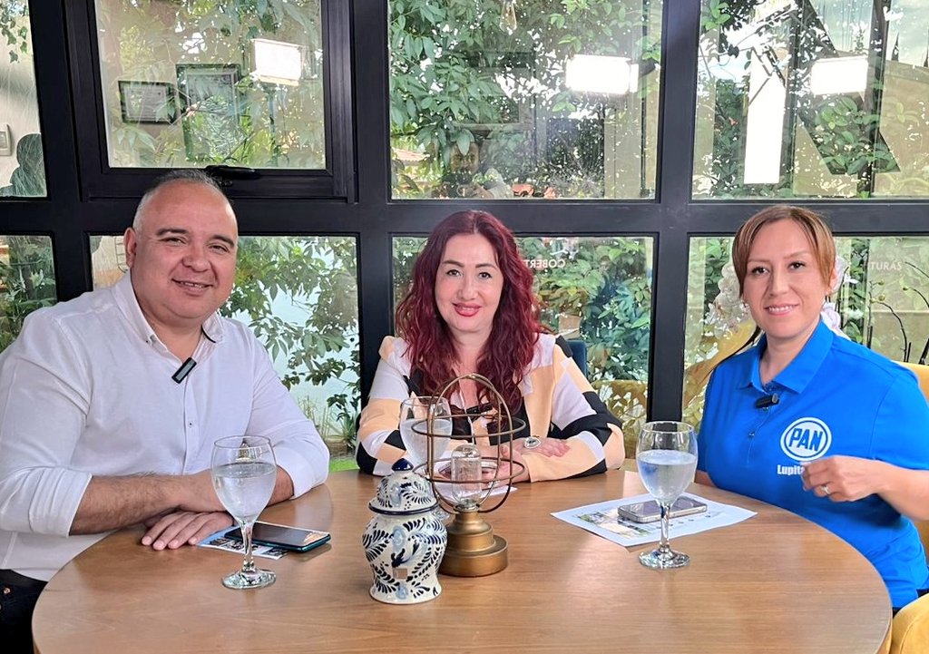 <a href="/LupitaLeal_/">Lupita Leal 🚲</a> y <a href="/FernandoSarur/">Fernando Sarur</a> responden a la supuesta compra de votos por parte de su oponente a dirigir el <a href="/PANPuebla2427/">PAN Puebla</a> municipal: toma lo que te den, pero vota por Lupita. <a href="/manoloherrerar/">Manolo Herrera Rojas</a> <a href="/FitoCarvaja68/">Arnulfo Carvajal Salcedo</a> <a href="/losconjuradosmx/">Los Conjurados</a> <a href="/marioriestra/">Mario Riestra Piña</a>