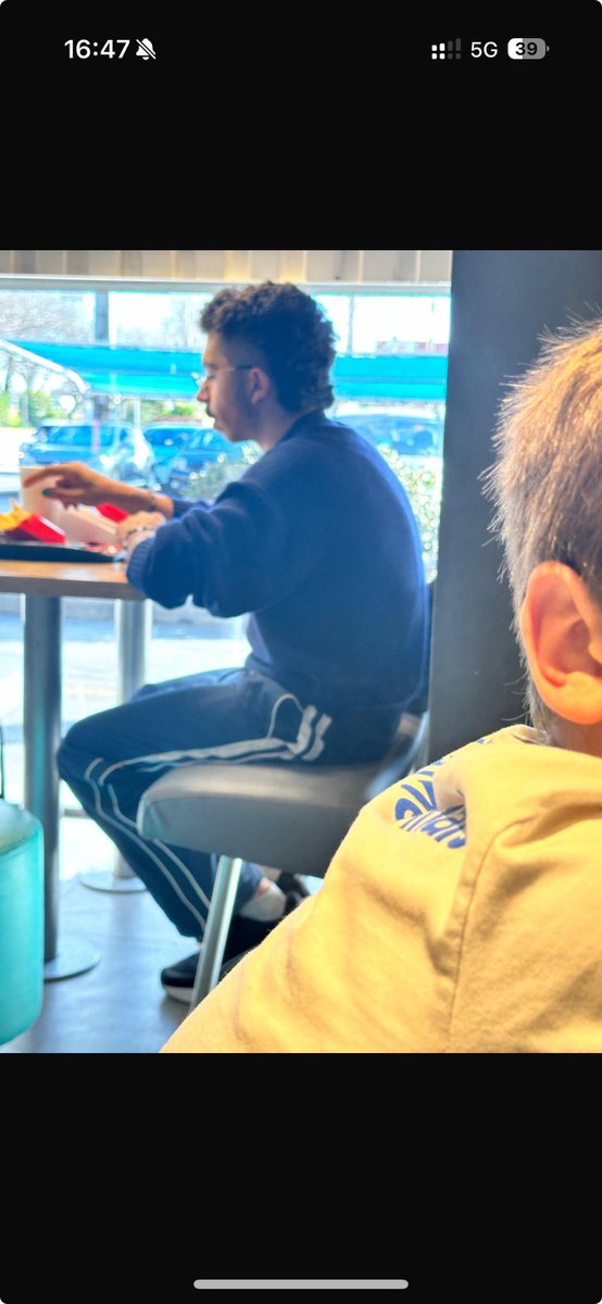 No me jodas que es él alimentando al imperio…