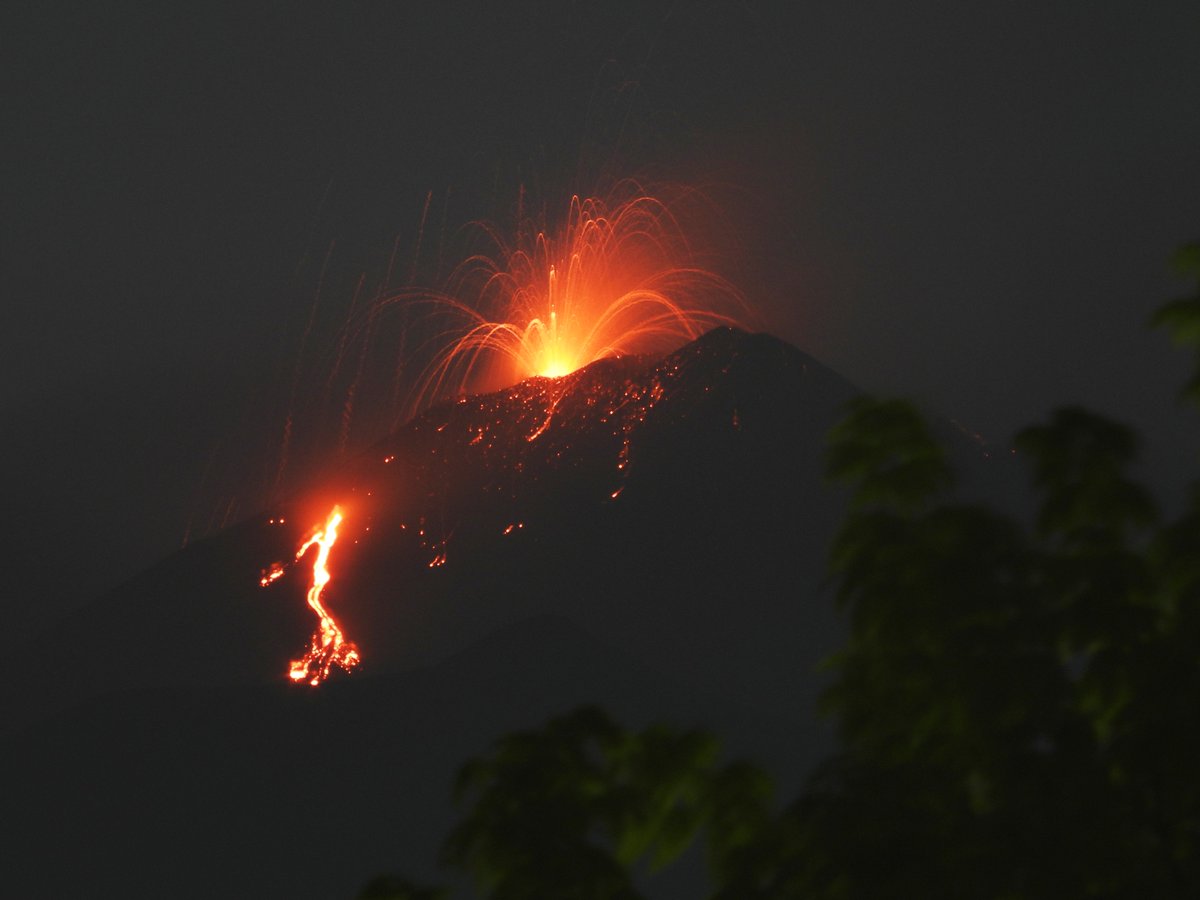 Two scenes of the continuing activity at #Etna's Southeast Crater on the evening of 28 August 2025, seen from the village of Nicolosi on the south flank of the volcano.